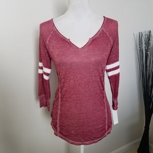 Burgundy and white quarter sleeve vneck